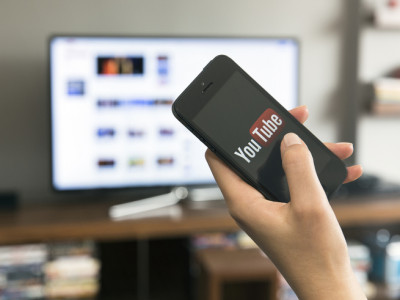 YouTube тақырыбына мазмұны сәйкес келмейтін видеоларды өшіре бастайды