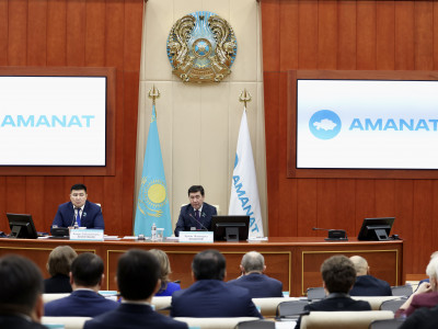 «AMANAT»-та Ақтау маңындағы ұшақ апатынан қаза тапқандардың жақындарына көңіл айтылды