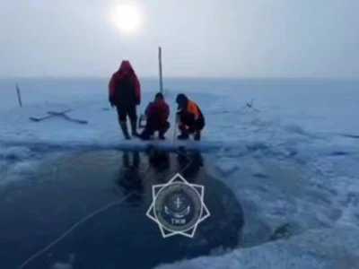 Балқаш көлінде көлік мұз астына түсіп кетті (ВИДЕО)
