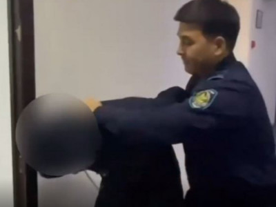 Таразда полиция қызметкерін пышақтамақ болғандар ұсталды