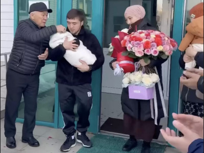 Елдос Сметов бесінші сәбиіне өзі азан шақырып ат қойды