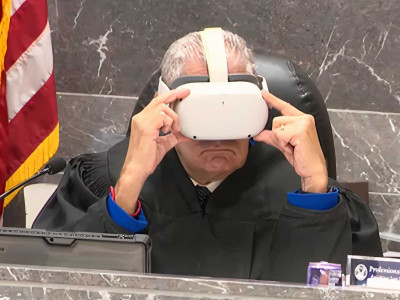 Судья қылмыс орнына "барып қайтты": АҚШ-та сот процесінде VR-көзілдіріктер қолданыла бастады