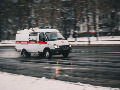 40 жастағы әйел екі баласын пышақтап, кейін өз-өзіне қол жұмсады