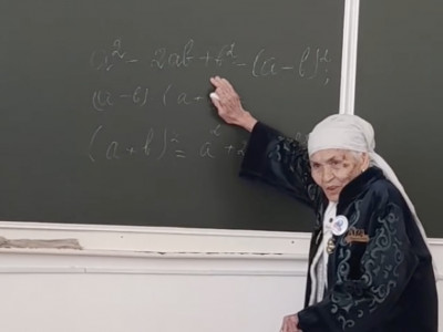 «ҰБТ-ға көмектесіп жүр: 93 жасында сабақ берген кейуана көпшілікті тәнті етті