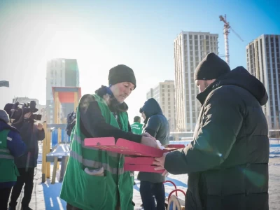 «Кел, шәй ішейік»: «Жастар Рухы» белсенділері коммуналдық қызметкерлерге қолдау көрсетті
