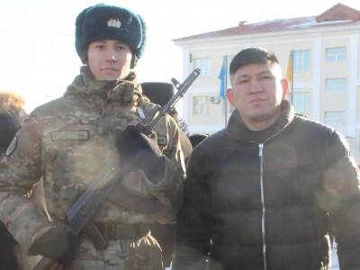 «Ант қабылдады»: Қуат Хамитов інісін әскерге аттандырды