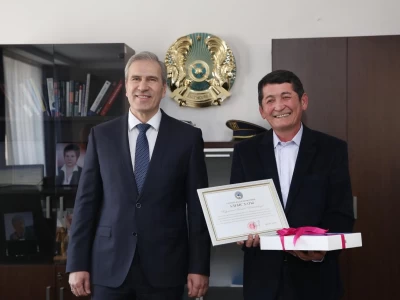 Алматыда көптің алғысына бөленген автобус жүргізушісі марапатталды