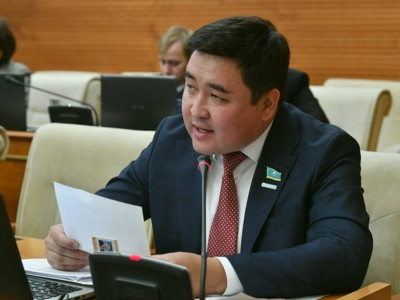 Депутат әлеуметтік педагогтар мен техникалық персоналдың айлығын көтеруді талап етті