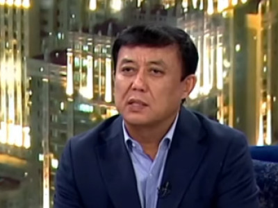 «Айыппұл салу керек»: Саят Медеуов кейбір әншілерді сынап тастады