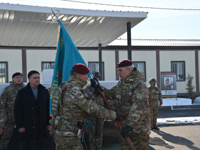 Қорғаныс министрі Арнайы операциялар күштерінің әскери бөліміне Жауынгерлік ту табыстады