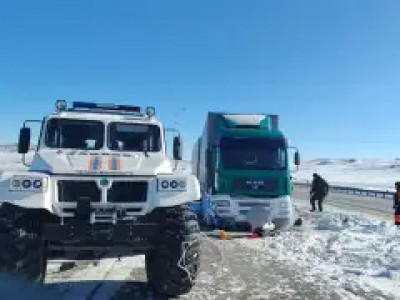 Құтқарушылар бес күн жолда қалған жүргізушіге көмектесті