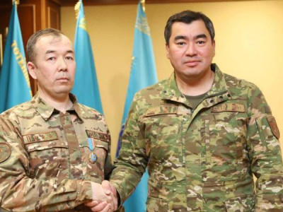 Жанып жатқан көліктен адамдарды құтқарып қалған қызметкер марапатталды
