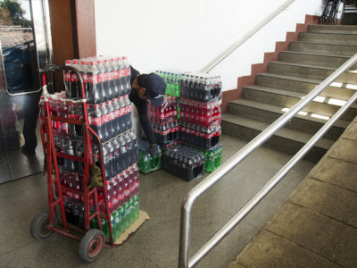 Coca-Cola кей елдердегі өнімдерін кері қайтарып жатыр