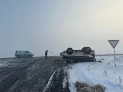 Павлодар облысындағы трассада минивэн аударылып кетті