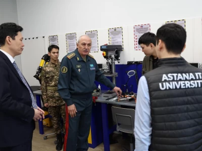 Қорғаныс министрі Astana IT University студенттерімен кездесті