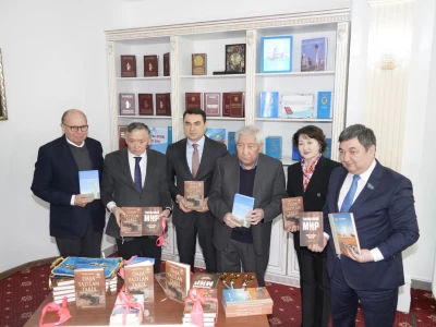Дархан Қыдырәлінің бірнеше тілге аударылған кітаптары оқырманға жол тартты