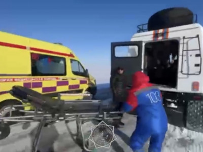 Арқалықта ішінде науқасы бар жедел жәрдем көлігі қарға батып қалған