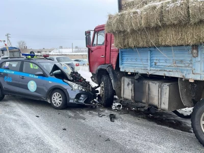 Семейде полиция автокөлігі КамАЗ-бен соқтығысты