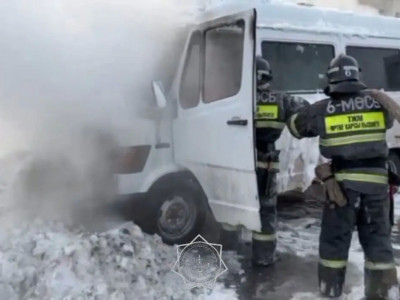 Астана көшесінде шағын автобус өртенді