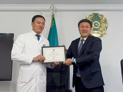 Ұшақта жолаушыны құтқарып қалған дәрігер министрден марапат алды