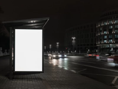 Астана тұрғыны аялдаманың әйнегін басымен ұрып сындырған