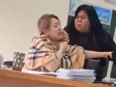 Желіде мұғалімді жағадан алып, ұрған әйелдің видеосы тарады