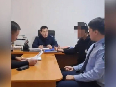 Меркіде ер адам біреудің үйінен тойбастар мен қазы ұрлап кеткен
