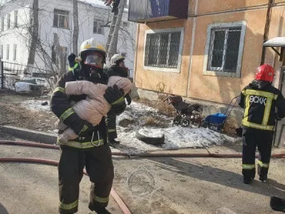 Павлодарда өртенген үйден 12 адам құтқарылды