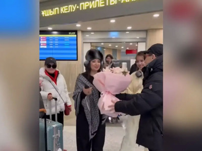 «Екеуі жүріп жүр ме?»: Сәкен Майғазиевтің Мадина Сәдуақасоваға гүл берген видеосы тарады