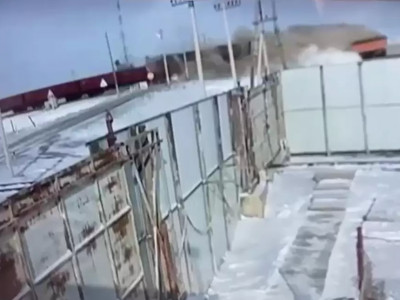 Атырауда пойыз бен жүк көлігі соқтығысты: зардап шеккендер бар