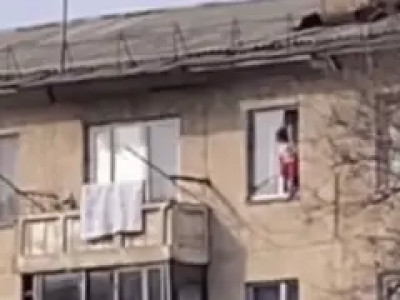 Талдықорғанда көпқабатты үйдің терезесінде тұрған бала жұртты шошытты