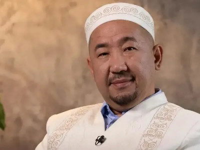«Әйелдің қарғысы боқ, әкенікі оқ»: Нұрлан имам еркектерге қарғыс айтуға болмайтынын айтты