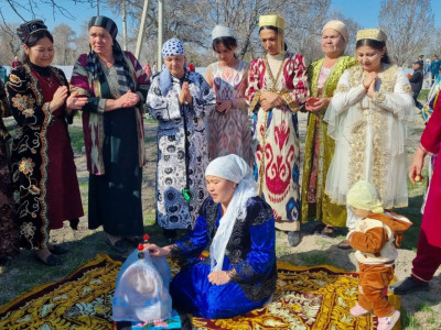 "7-дегі баладан 70-тегі қарияға дейін ұлттық киім киіп келді": Өзбекстанда Наурыз қалай тойланып жатыр?