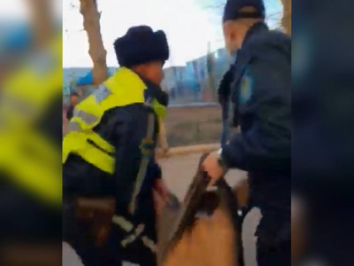 Полицейлер өрт шыққан пәтерден ес-түссіз жатқан ер адам мен жас баланы құтқарды