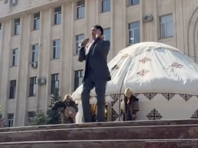 «Мас екен деп қалдым»: Құдайберген Бекіш ән айтамын деп күлкіге қалды