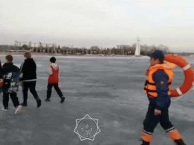 Петропавлда төрт бала мұздың үстінде ойнаған