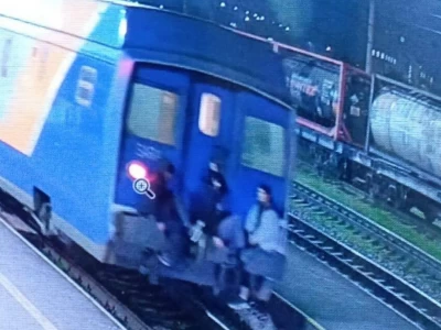 «Мас күйде болған»: Шымкентте теміржол ережесін бұзған жасөспірімдер ұсталды