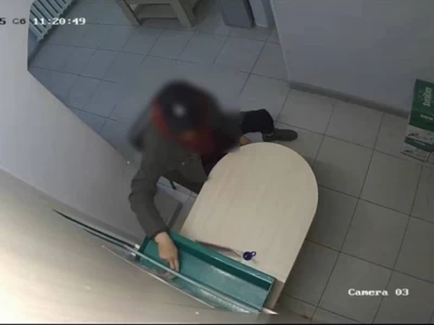 Оралда жас жігіт ломбард қызметкерінің қолынан алтын алқаны жұлып алып, қашып кеткен