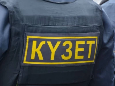 «Шлагбаум уақытында ашылмаған»: Алматыда тұрғын үй күзетшісі соққыға жығылды