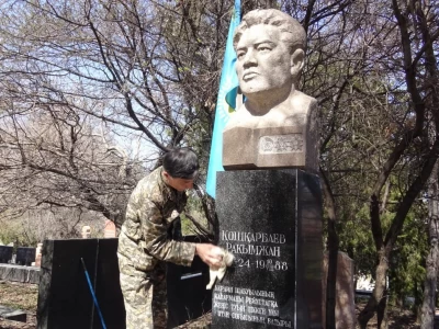 «Жеңіске 100 күн» акциясы: Әскери қызметкерлер соғыс қаһармандарын еске алды