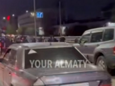 Алматыда мотоцикл жүргізушісі жолдағы жұмысшыларды қағып кетті