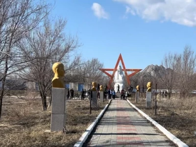 «Таза бейсенбі»: ШҚО-да Ұлы Отан соғысы ардагерлеріне қойылған ескерткіштер маңайы қоқыстан тазартылды