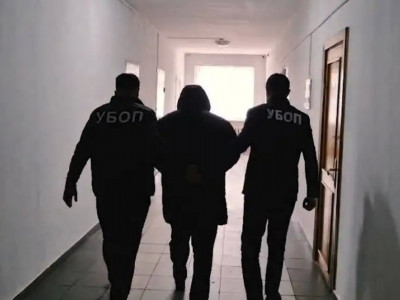 Оралда 33 жастағы тұрғын адамдарды қорқытып, ақша бопсалаумен айналысқан