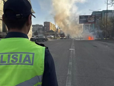 Семейде аялдамада жеңіл автокөлік өртенді