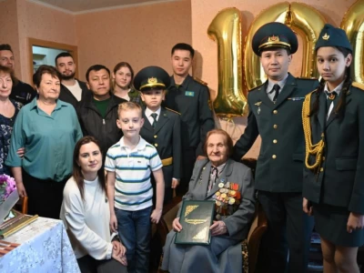 Қарағандыда әскери қызметкерлер соғыс ардагерін 100 жас мерейтойымен құттықтады