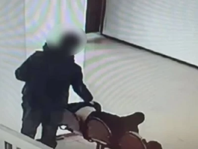 Автобекетте ұйықтап жатқан азаматтың қалтасынан 2 млн теңге ұрлап кеткен