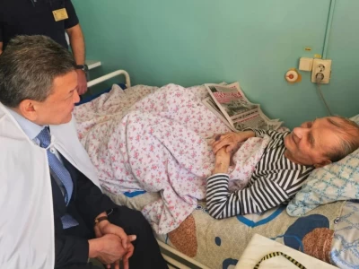 «Жамбас сүйегі сынған»: Петропавлда оқушы қыз соғыс ардагерін соғып кеткен