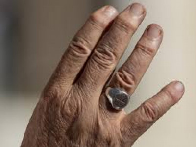 Рим папасы Францисктің жүзігі балғамен сындырылады