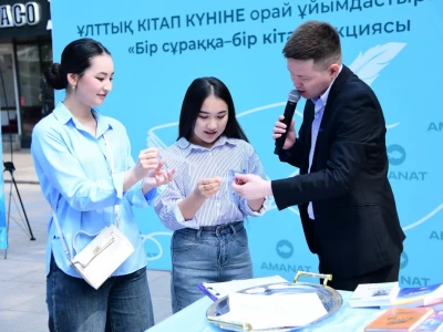 Шымкентте «Бір сұраққа – бір кітап» акциясы аясында тұрғындарға 100 кітап тарту етілді