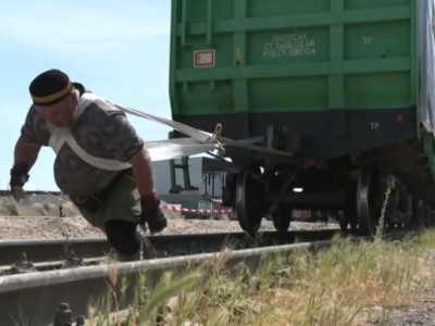 «2 минутта»: Шымкент тұрғыны 120 тонналық вагонды сүйреп, рекорд орнатты